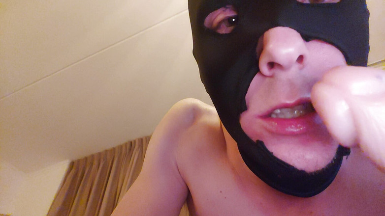 SteveSmokeHolland: Cewek sange ini lagi asik nyepong dildo ukuran yang sama