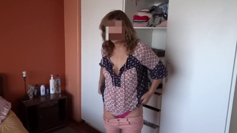 Ardientes69: Pasierb pokazuje mi swojego dużego twardego kutasa i prosi, abym...