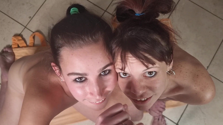 domslutfucker: Två slampor runkar min kuk i förstapersonsvy, sperma i ögat, smutsigt...