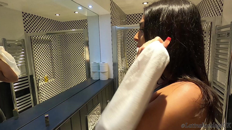 Latina Fetish: 라텍스와 하이힐을 신고 개그를 묶고 갈라지는 섹시한 라틴계녀!