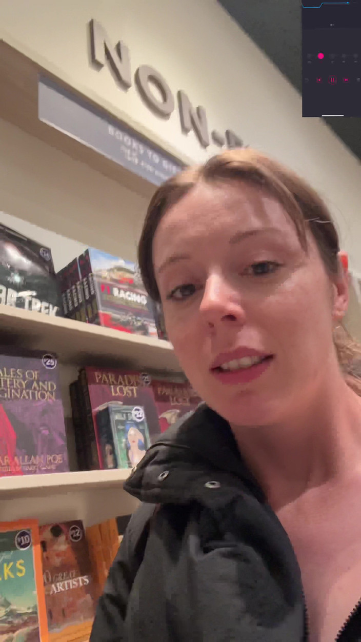 Nadia Foxx: Покупка книг с моим вибратором в! Надеюсь, я не кончаю слишком громко!