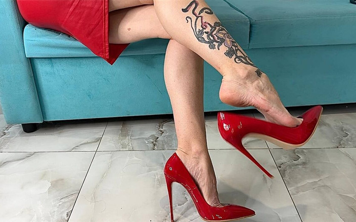 Julia domaina: Visící bota, vyskakující pata a žabky – červené jehlové boty s podpatkem 12 cm