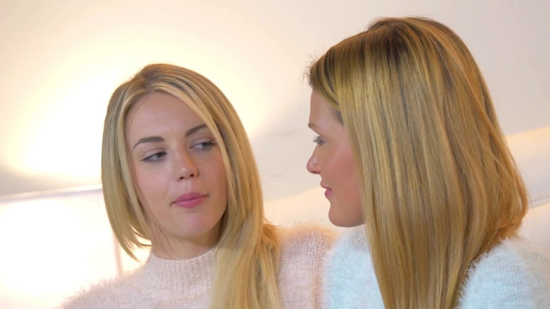 Leon Lambert Girls Twerk Parties CFNM: Deux bombasses blondes se donnent du plaisir