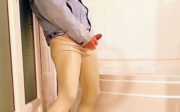 Joy Stardust: Cewek sange ini lagi asik masturbasi memeknya pakai dildo di...