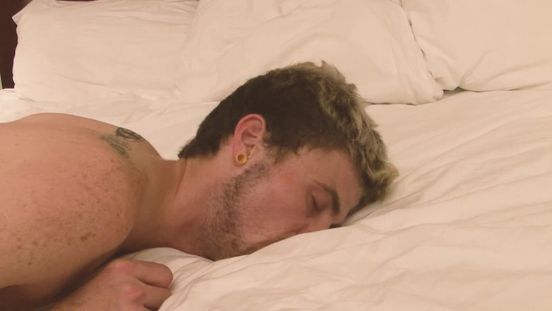 SEXUAL SIN GAY: Servi arrapate scena 3: un uomo gay arrapato chiama un amico...