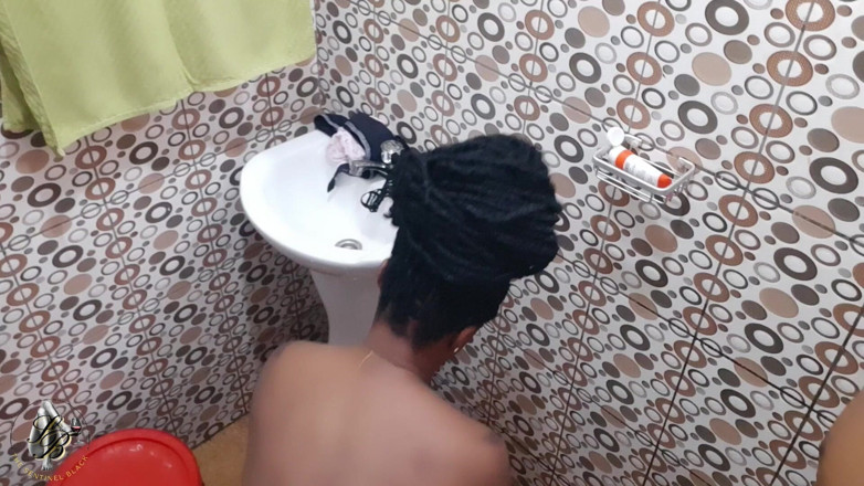 Black porn sex: 黒人女性が黒人のスタッドを雇って精液を抜かせる