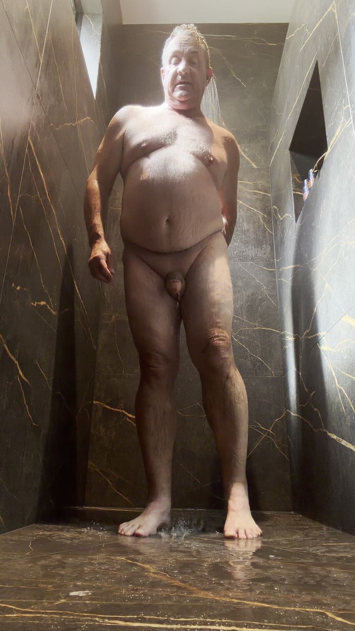 GottaLuvBB: Regardez-moi prendre une douche et me raser