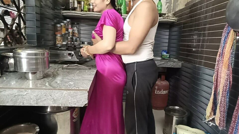 Pyaripooja22: किचन में खाना बनाते समय सुंदर भाभी को भाभी ने पकड़ा