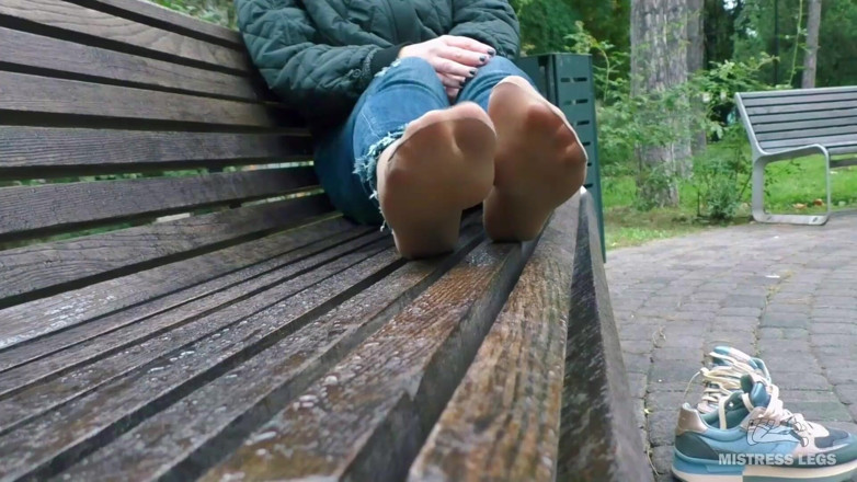 Mistress Legs: 야외에서 나일론 양말을 신은 겸둥이 밑창