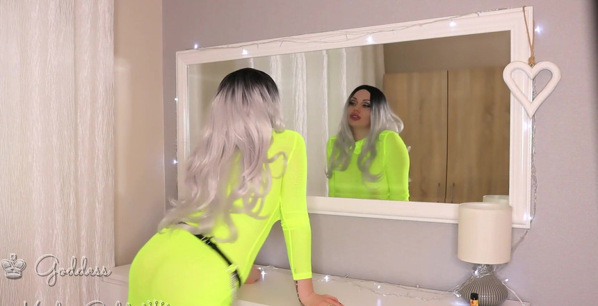 Goddess Misha Goldy: あなたの中毒はあなたを完全に台無しにしました、そして今、あなたは私があなたの中毒者の前でこの小さなボトルを持って言うことを何でもするでしょう