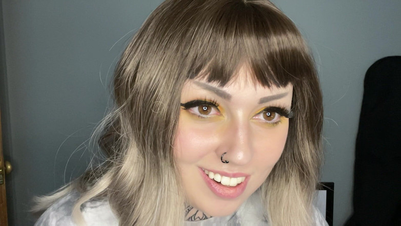 Miss Valentina: Melancap di katil di sebelah isteri