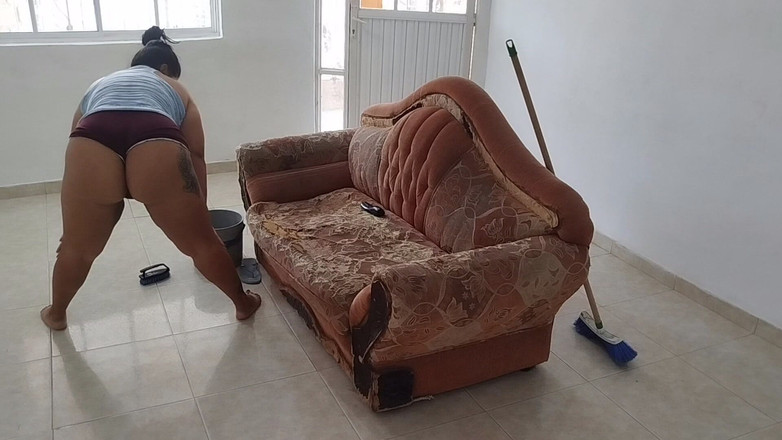 Adribella69: Awek montel panas melancap dengan perabot semasa membersihkan rumah