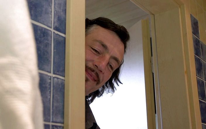 Deutschland porn: Sunny Devil jezdí na tvrdém zralém ptákovi!