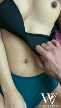 ベッドの隅で - 彼女は長い指で私の喘ぎ声を誘い、実際にそうしました