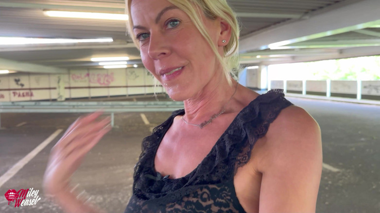 Miley Weasel: Horny Blonde in Fuckme Jeans Lets Stranger in the Ass...