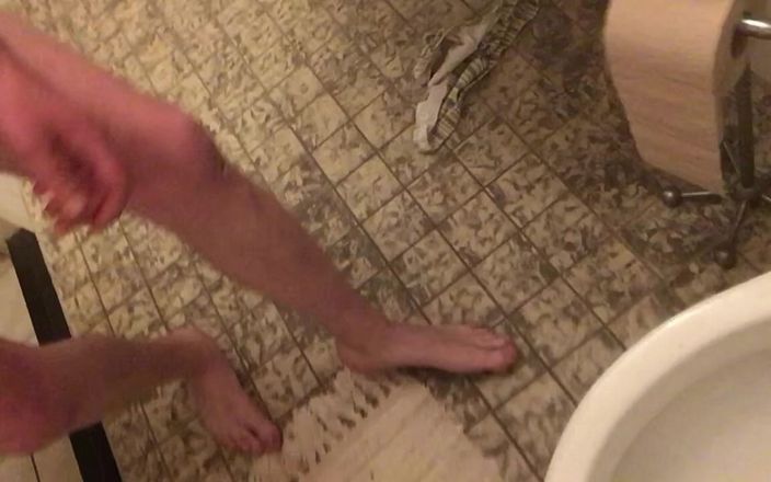 Pikkenslet: Pisdrinkende video uit het toilet met een orgasme aan het...