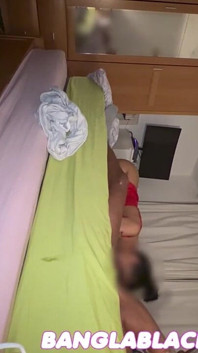 Desi bengálská saje a šuká velké černé péro, zatímco manžel je doma