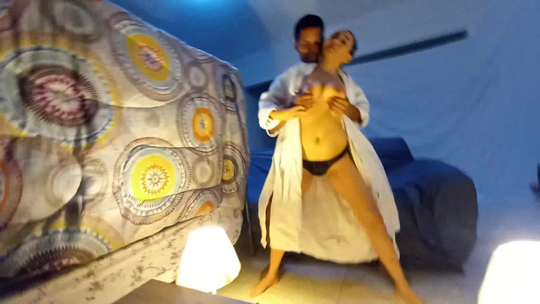 Mr Cute Cock: Si Dia Kelihatan Suci, Tetapi MILF Sebelah Suka Digerudi Bahagian 4