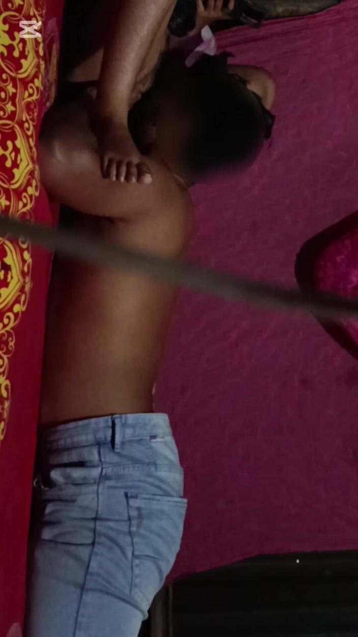 Viral: 妻の膣をしゃぶった。妻は彼女の膣をしゃぶった後、とても興奮している