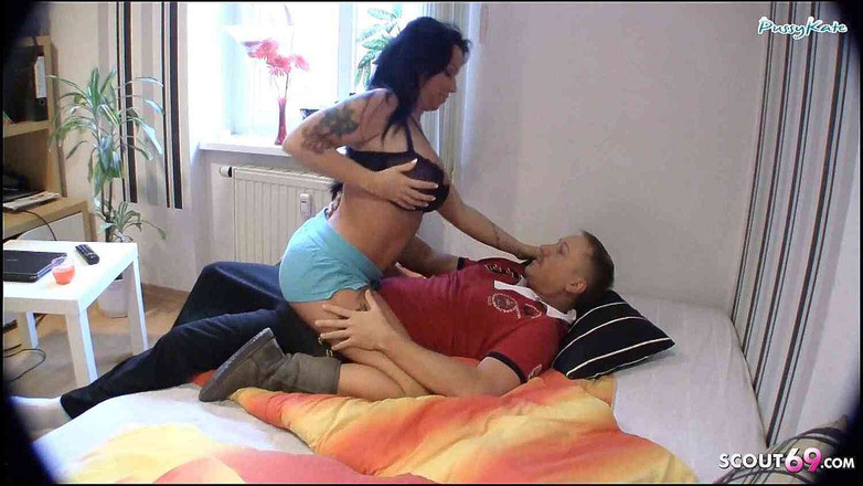 Full porn collection: 德国熟女邻居欺骗年轻男孩出轨性爱