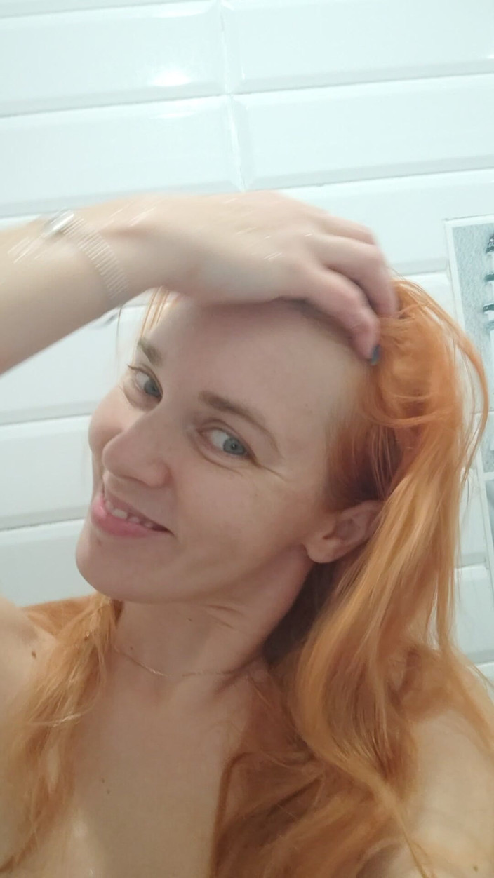 Risky Hairy Couple: Ich wäge meine haarige muschi und pinkel gleichzeitig