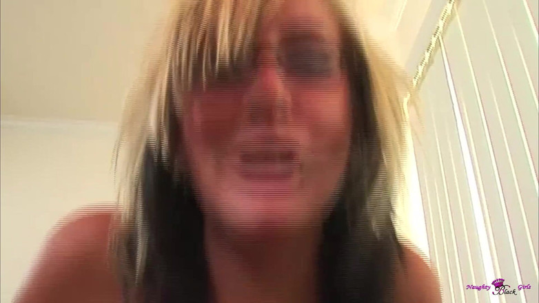 Naughty Black Girls: Кенді Джонс отримує жорсткий трах товстим інструментом і приймає масивний кремпай.