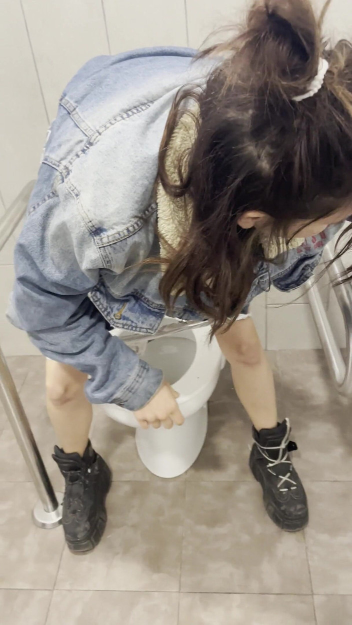 Endemoniados: LaMenor pregnant pissing in the supermarket