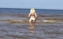 RedRoseRus: Gorąca milf na plaży nude.I'm Watching Her.