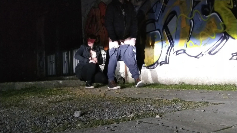 Toilet Mommy: Gadis eksposur luar ruangan jilat pantat cowok