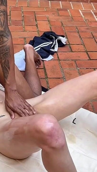 Elle voulait se détendre et un bon massage surprise avec tout ce qu’elle aime