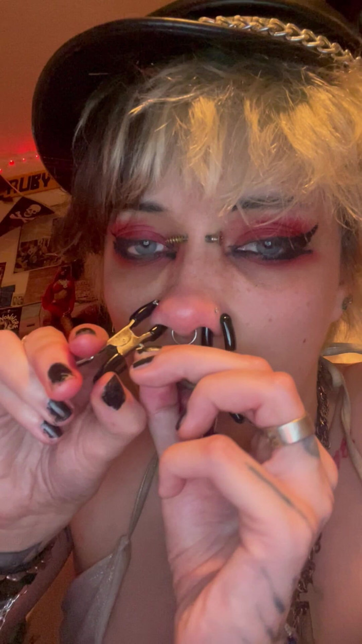 Glitterqueen1999: Gadis gotik glitterqueen1999 meregangkan hidungnya dengan ni