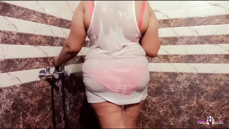 Pussy_mahi: Мій пасинок таємно спостерігає за мною, коли я приймала душ.