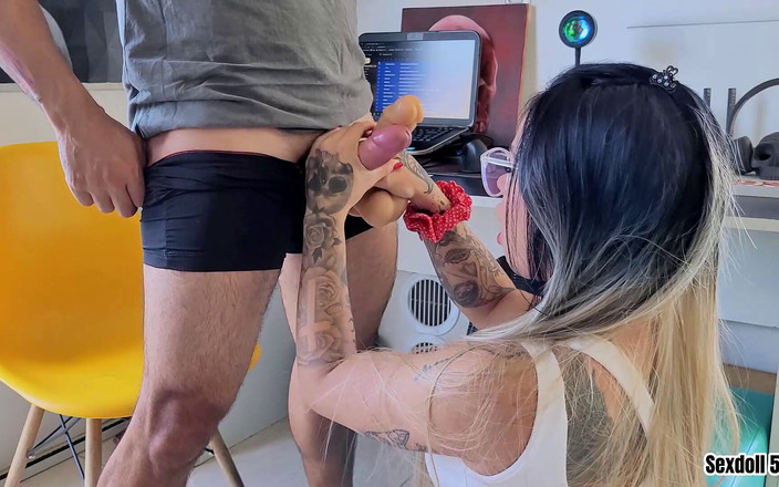 Sexdoll520: 義理の妹とのムラムラした関係 - 2本のペニスが口の中で射精