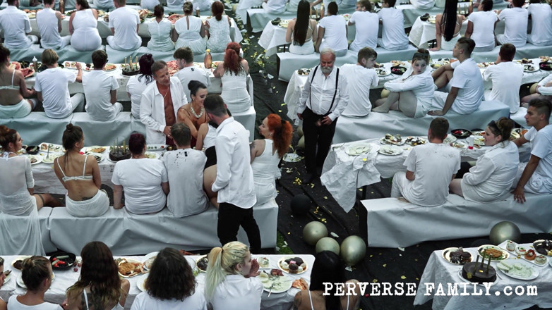 Perverse Family: Perverse Family 59.3: สาวเสิร์ฟขนดกโดนเย็ดตูดอย่างมันส์