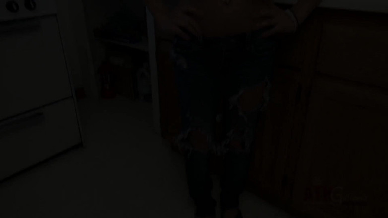ATK Fans (Solo): Latina de 18 años Sara Luv se corre en la cocina