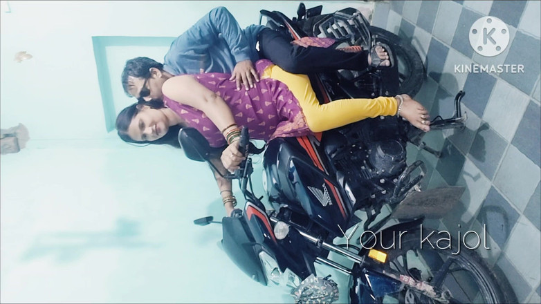 Lustykajolbhabhi: Bhabhi má sexy nevlastní matku ošukanou na kole