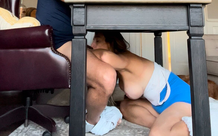 PawgWifeandHubby: 大屁股白人美女的妻子在办公桌下口交