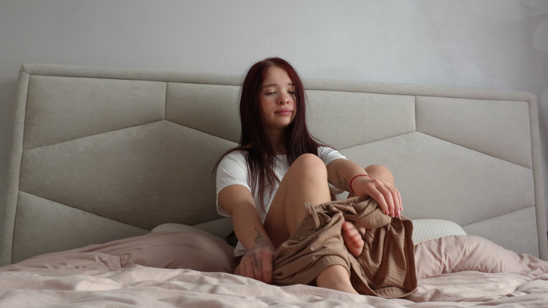 xKeryB: Gadis imut ini lagi asik masturbasi memek perawannya sebelum kuliah