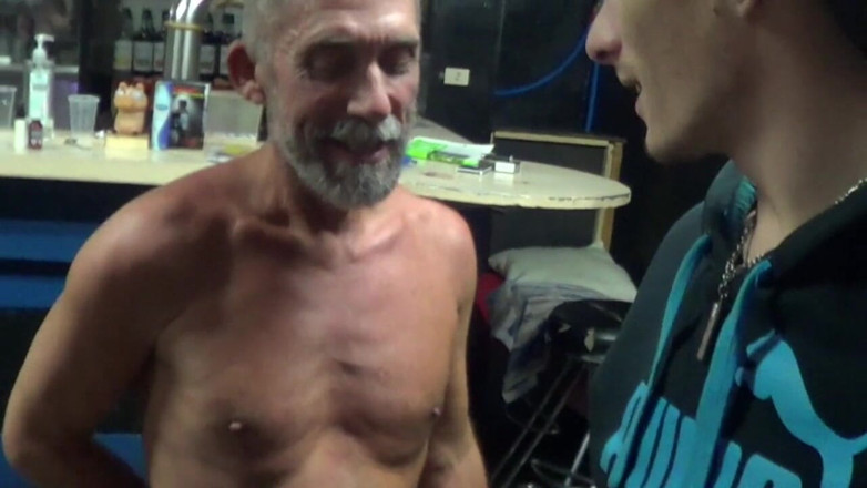 Gaybareback: Fabien knullade barbacka av pappa som dominerar med XXL -kuk