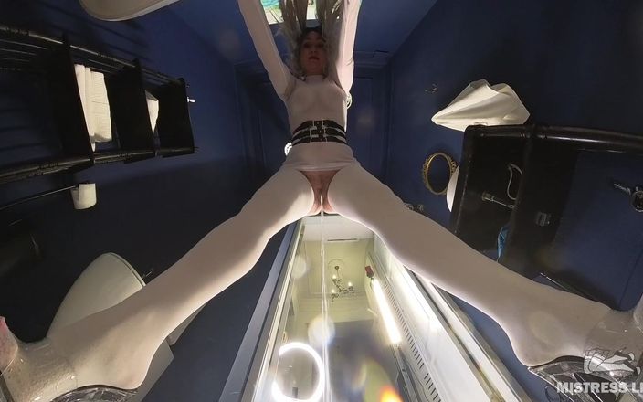 Mistress Legs: あなたは白いストッキングとハイヒールで愛人のトイレになりました
