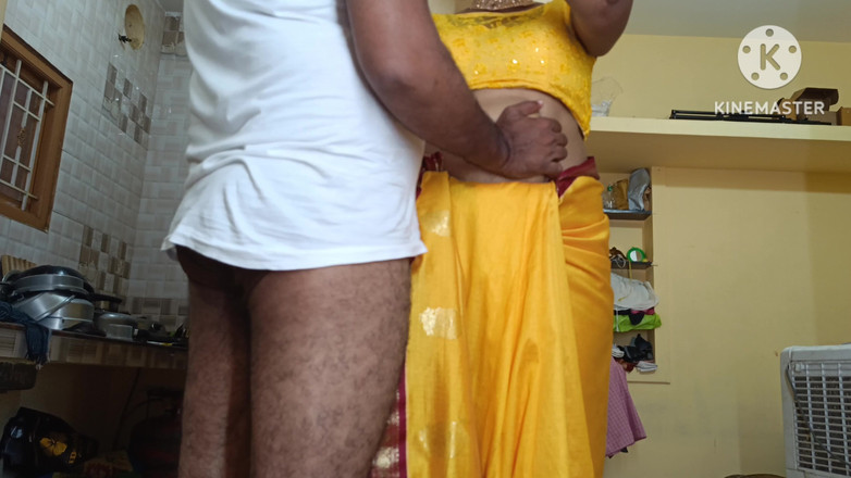 Inba: Sari amarillo ama de casa con hermanastro