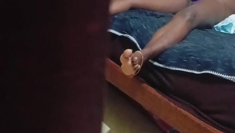 Marri bully: Мастурбація дружини раптово повертає чоловіка, трахається і облизує чорну пизду