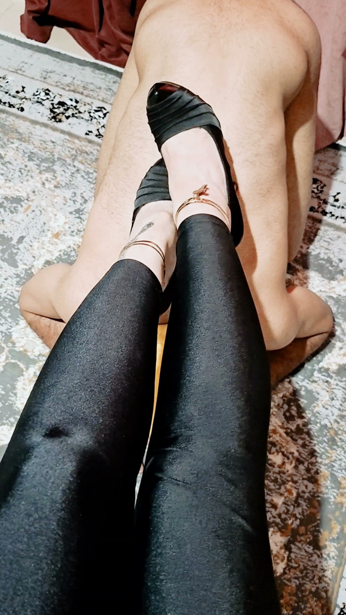 Miss lilith: Intensive fußdominanz, gebrochener sklave verehrt meine schuhe