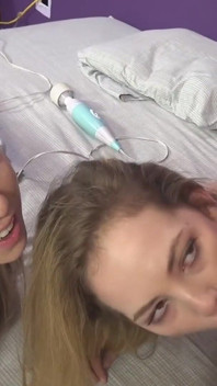 Sladká Angel Smalls a prsatá děvka sdílející péro na sexuálním konkurzu