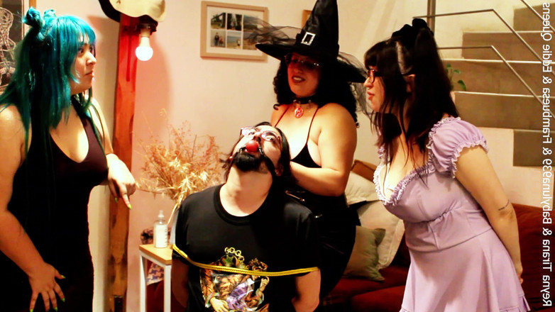 Babyluna939: 3 Brujas (una De Ellas Embarazada) Utilizan a Una Nerd Virgen...