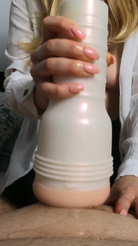 La MILF con le tette naturali mi fa una sega con la fleshlight. Vengo due volte