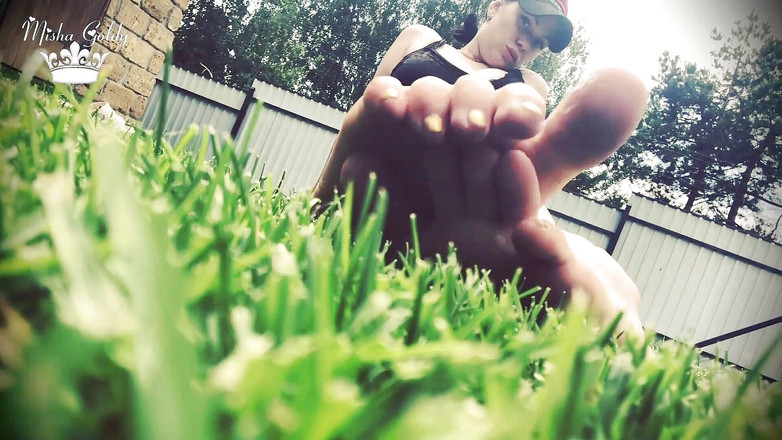 Goddess Misha Goldy: 야외에서 발 페티쉬 매달려