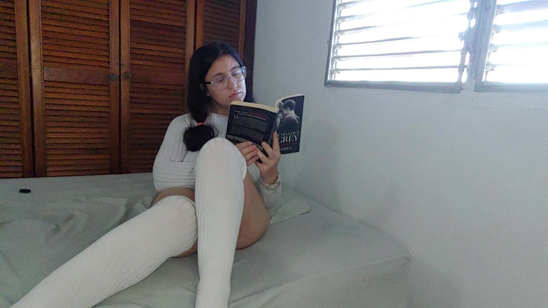 Lilli Hale: Tonåring läser och masterbates i helvitt