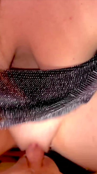Club nocturno - chica monta polla para un facial
