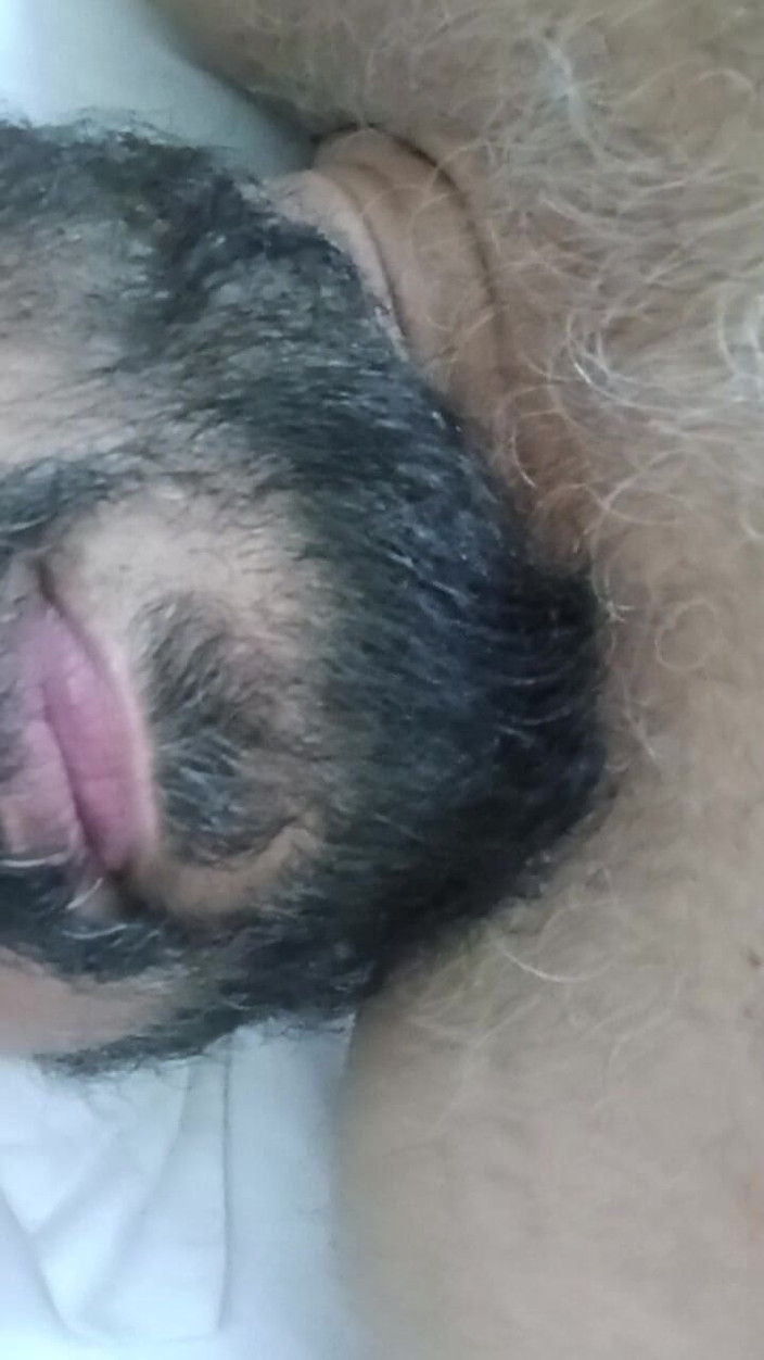 Austin Rose: Indische Papa Die Op Het Bed Lag, Plaagt En Poseert...